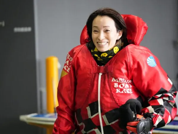 久々の優勝に笑顔を見せる