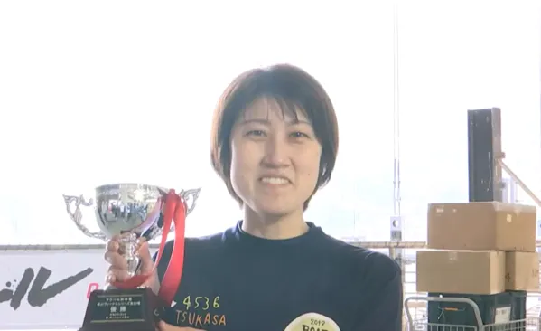 涙ぐみながら優勝トロフィーを持つ喜井つかさ