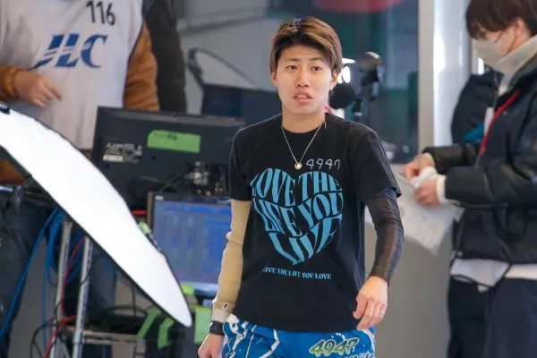 ピットを歩く間庭菜摘選手