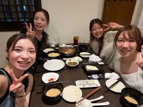 プライベートで他の選手達と食事を楽しむ様子