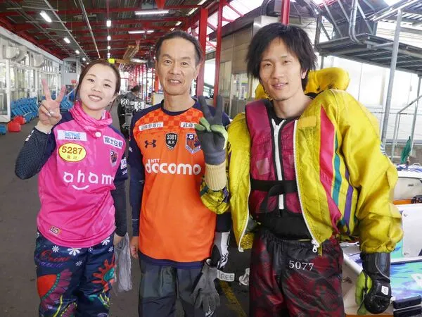 父の滝沢芳行（中央）、兄の崚（右）、織寧（左）親子