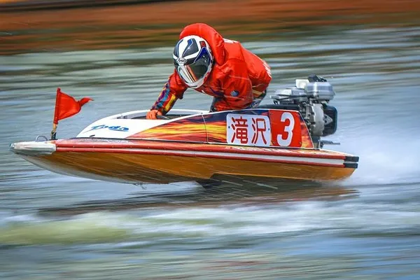 水面を全速で駆け抜ける滝沢織寧選手